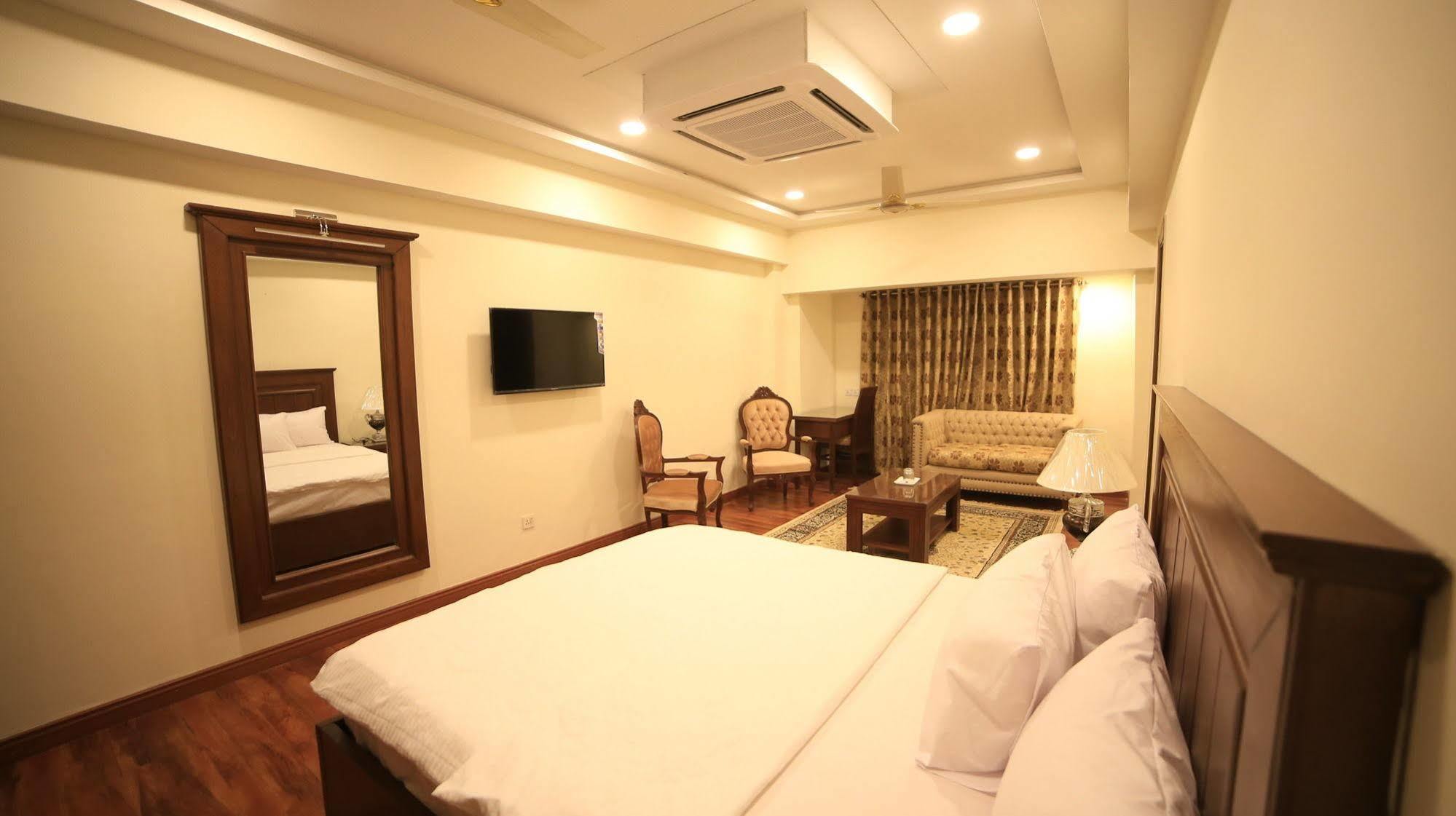 Hotel Diplomat İslamabad Dış mekan fotoğraf
