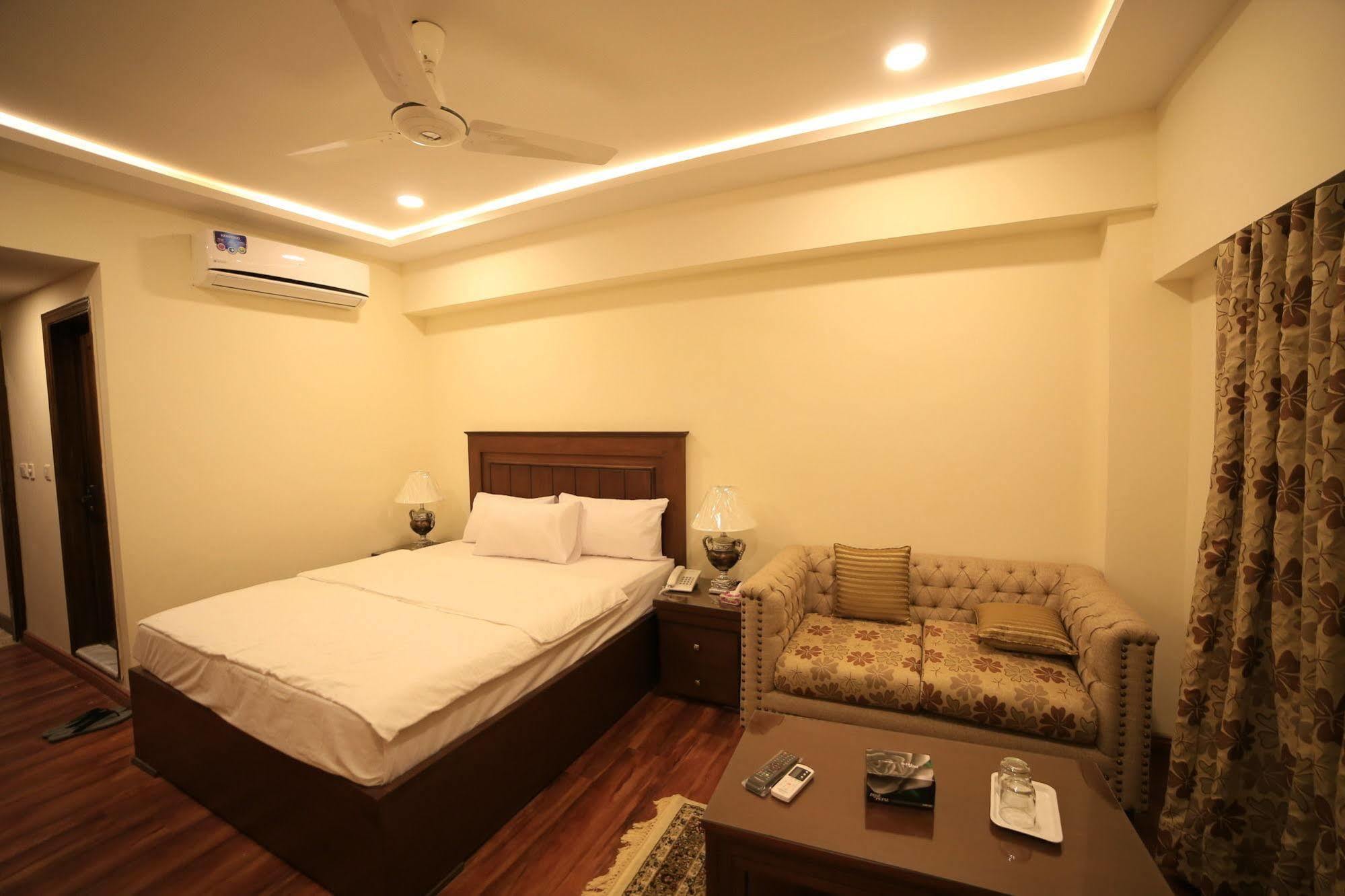 Hotel Diplomat İslamabad Dış mekan fotoğraf