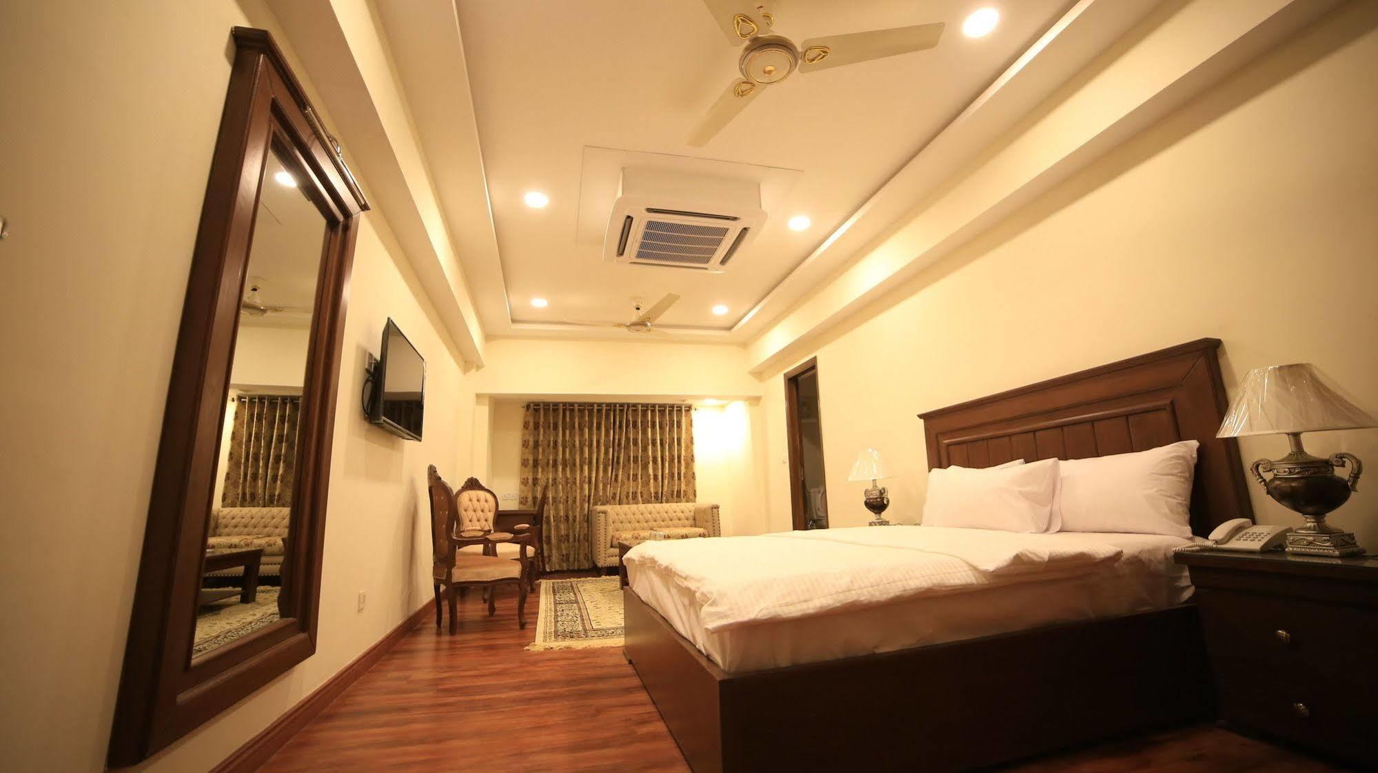 Hotel Diplomat İslamabad Dış mekan fotoğraf